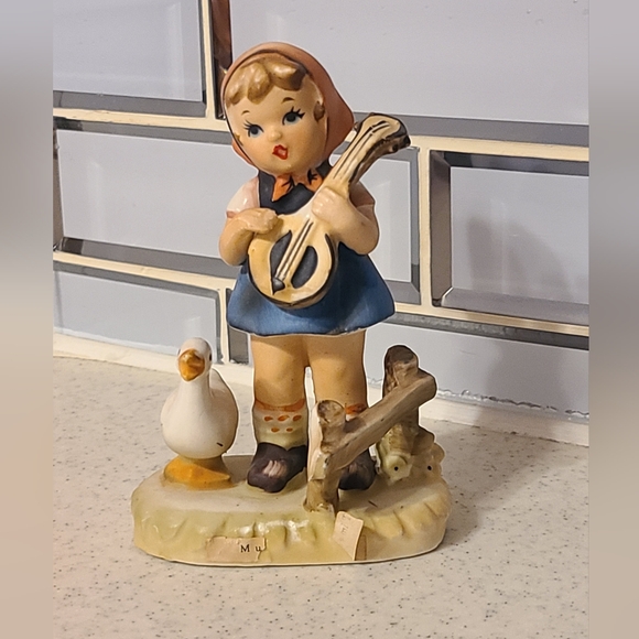 Vintage Figurine with Girl and Goose Collectors Items - Picture 3 of 9